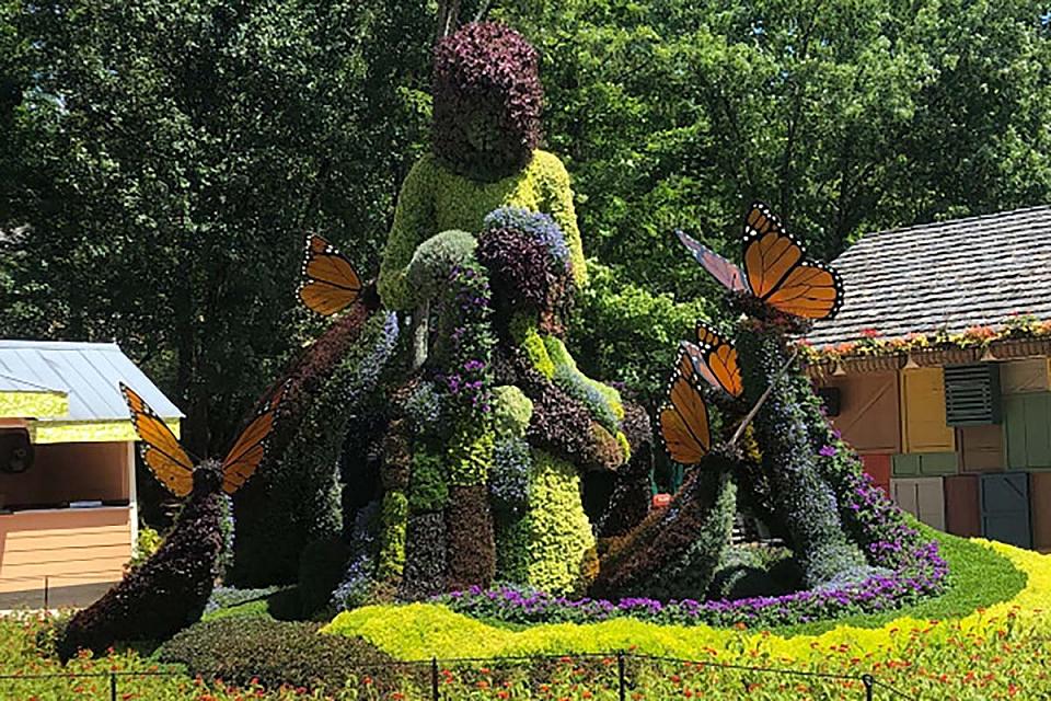 Sculpture made from flowers at Dollywood.