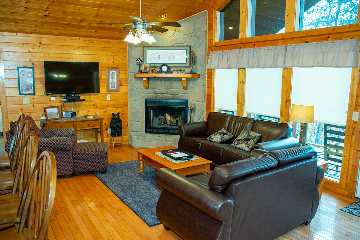 Grandmother\'s Mountain Lodge Cabin image 02