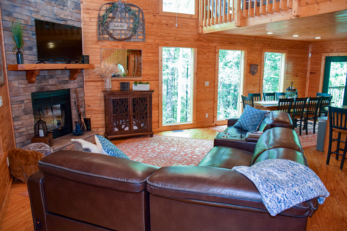 Hawk\'s Nest Cabin image 03