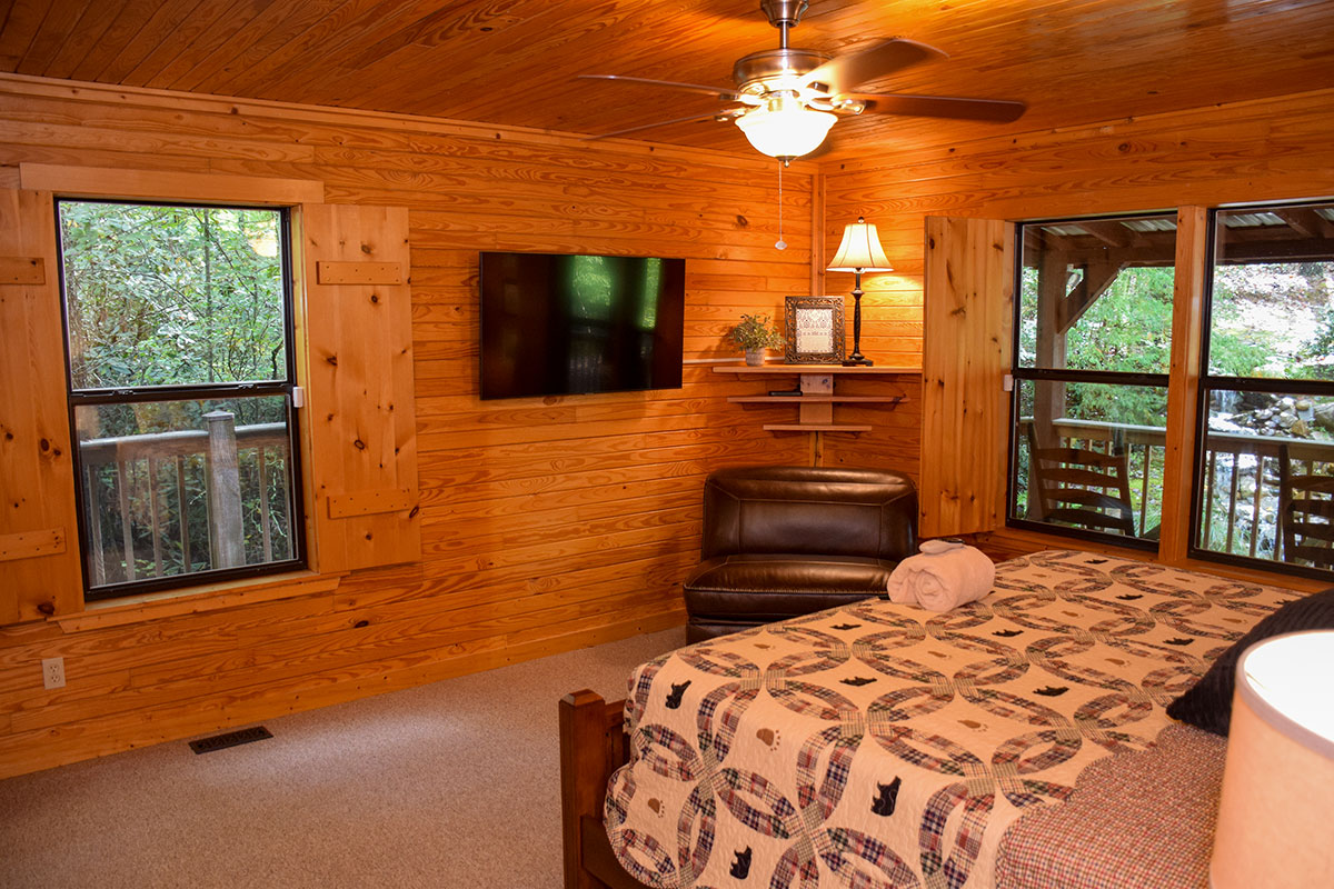 Hawk\'s Nest Cabin image 16