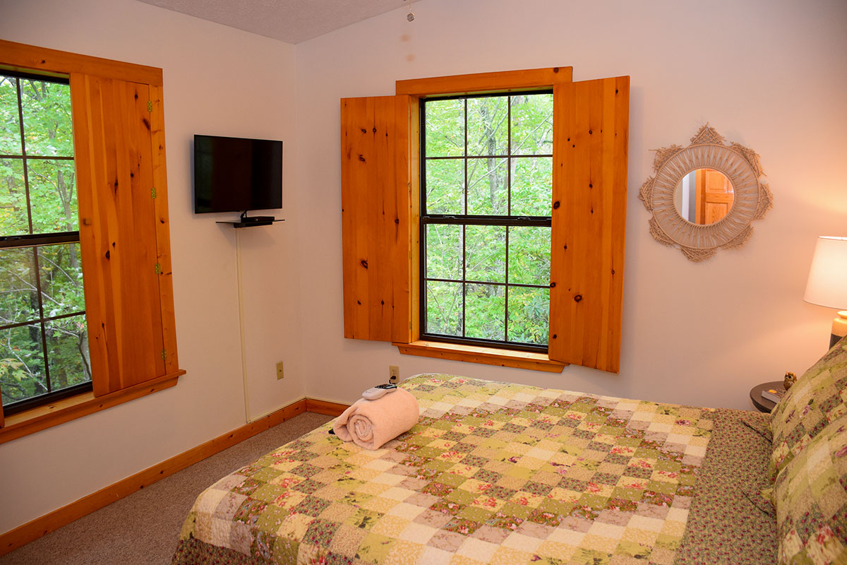 Hawk\'s Nest Cabin image 21