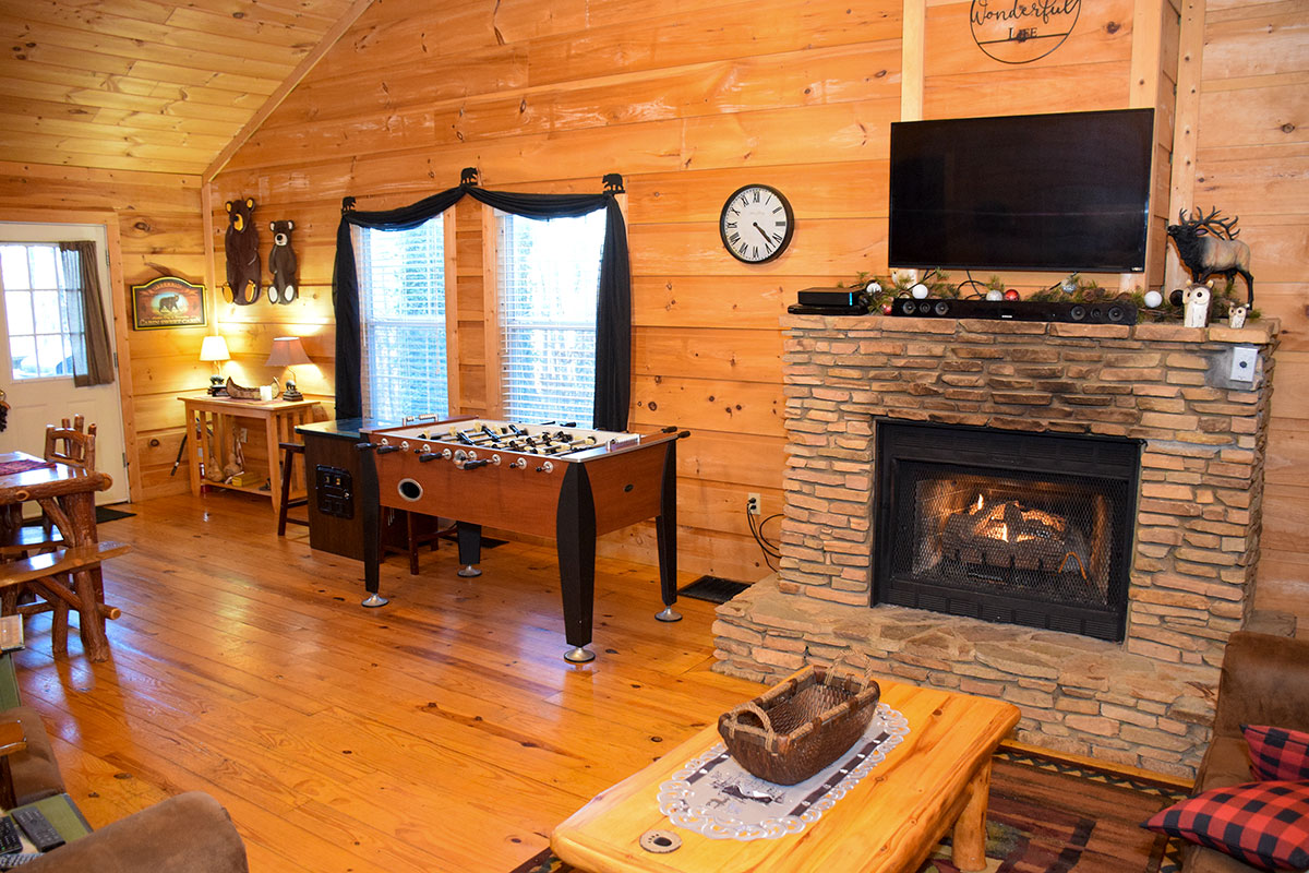 Hootin\' Holler Cabin image 10