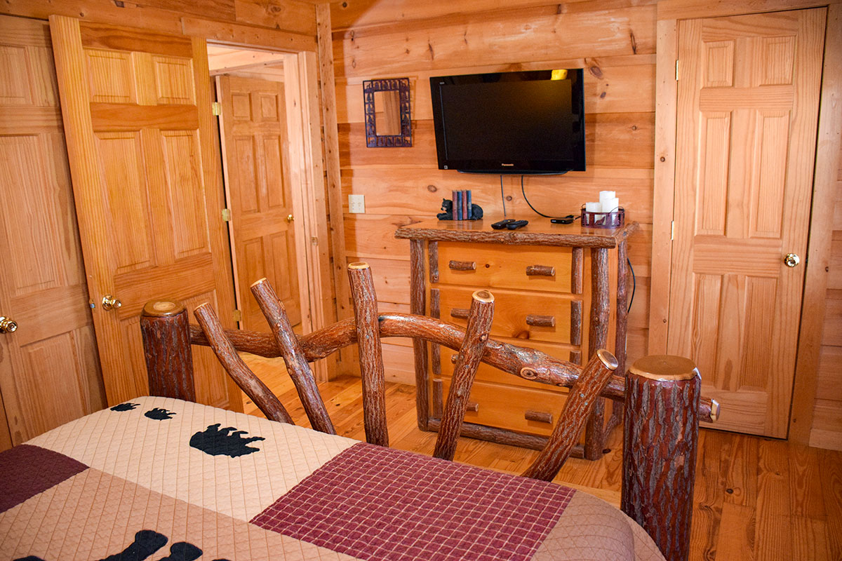 Hootin\' Holler Cabin image 19