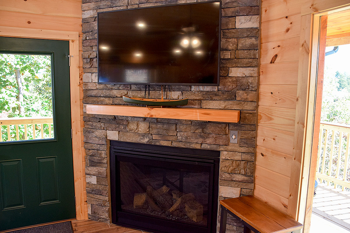 Little Feather Cabin image 07