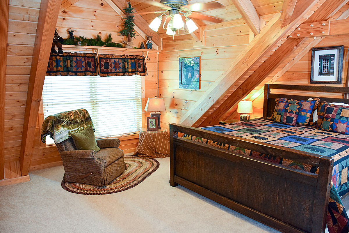 Papa Bear\'s Den Cabin image 02